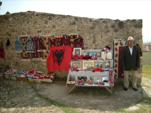 Kruja: patriotischer Souvenirverkäufer